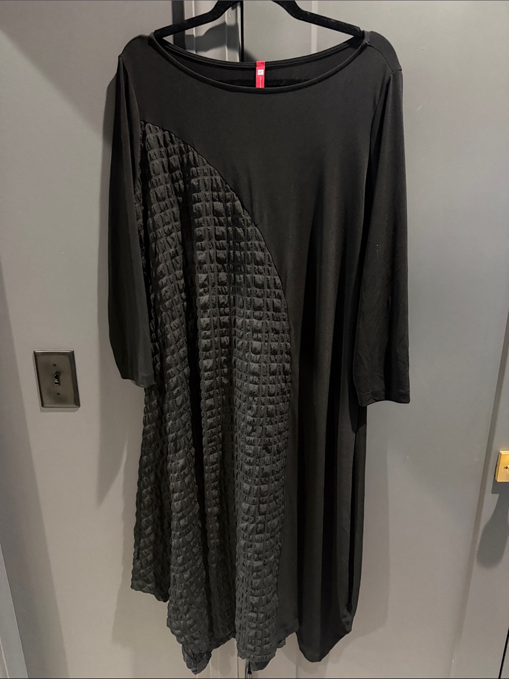 IC COLLECTION Black Textured Paneled Midi Dress